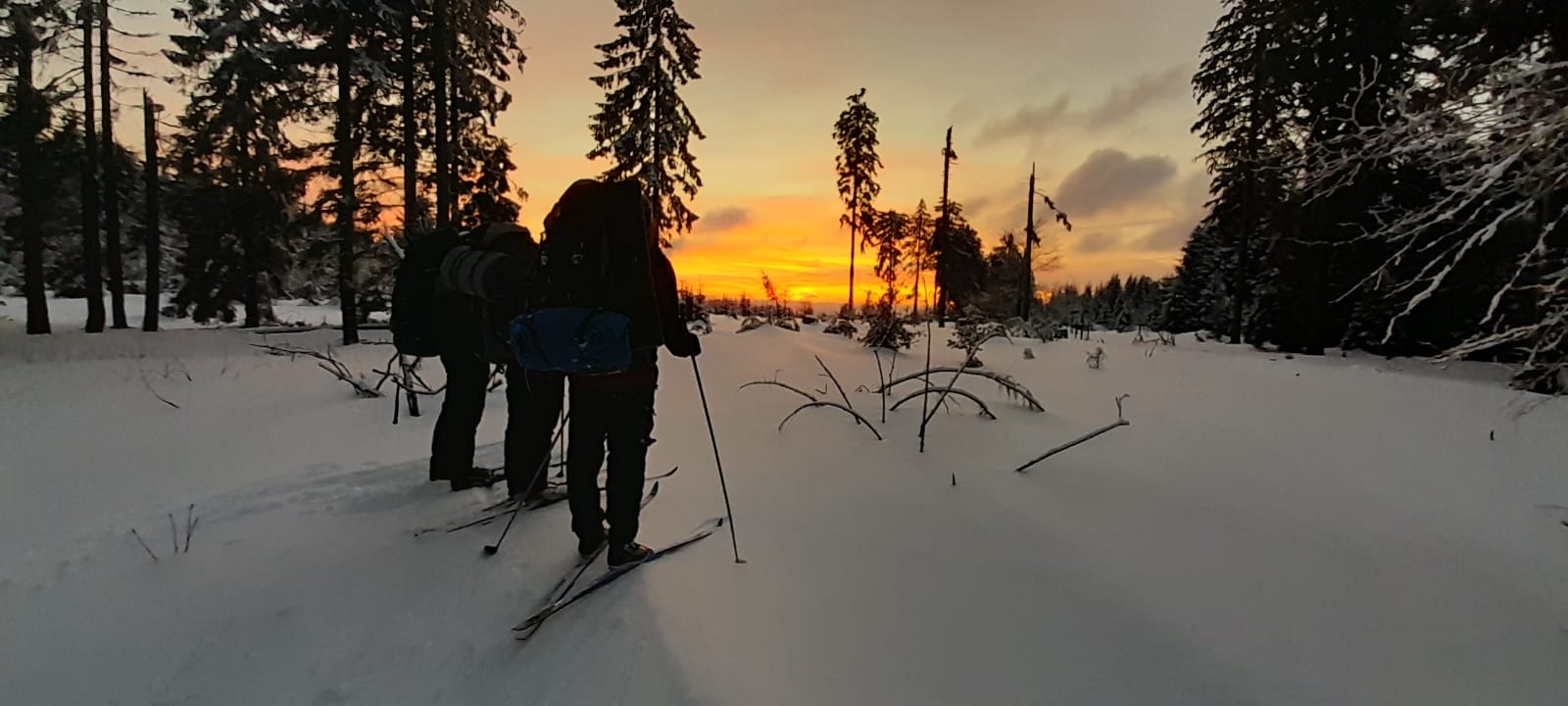 Die Gruppe genießt den Sonnennuntergang Foto Sonnenuntergangsstimmung